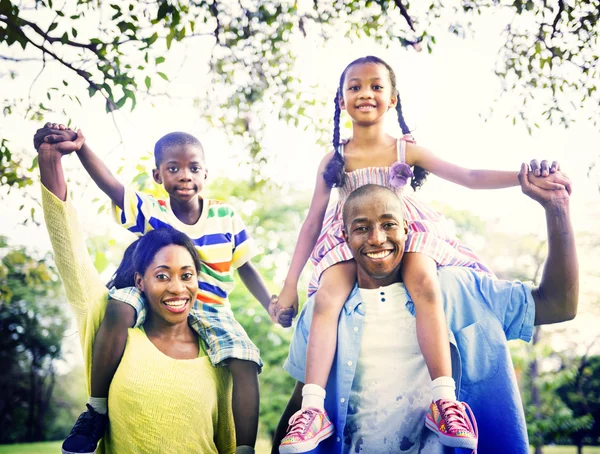 Gelukkige Afrikaanse familie plezier — Stockfoto