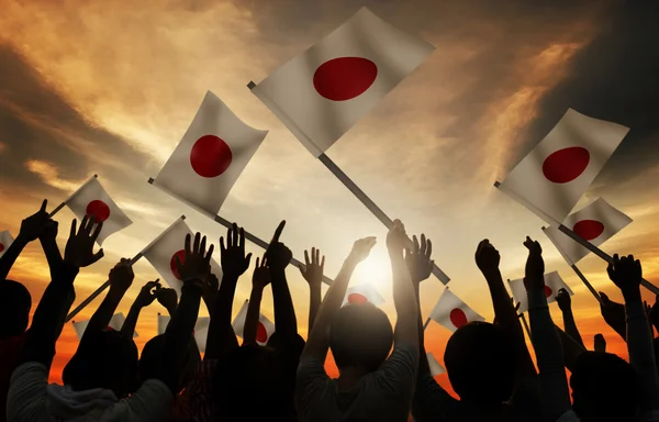 Grupo de pessoas acenando bandeiras japonesas — Fotografia de Stock