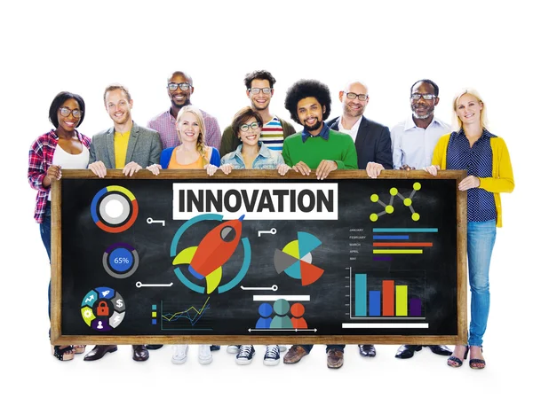 Pessoas diversas e conceito de inovação — Fotografia de Stock