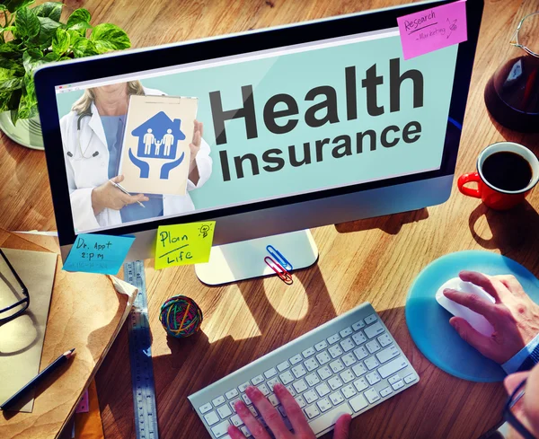 Man met computer met Health Insurance — Stockfoto