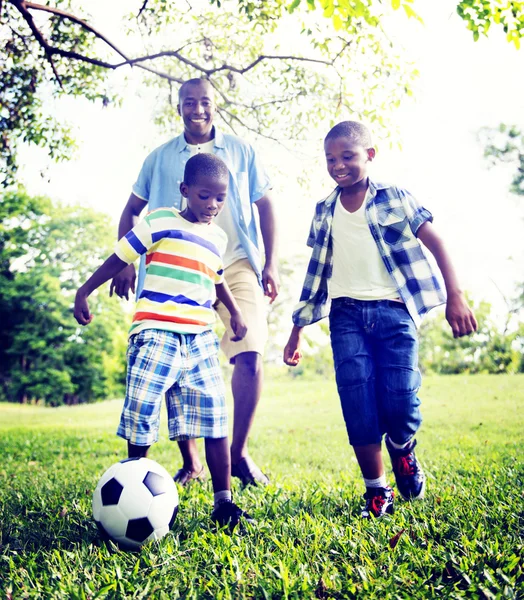 공을가지고 노는 행복 한 아프리카 가족 — 스톡 사진