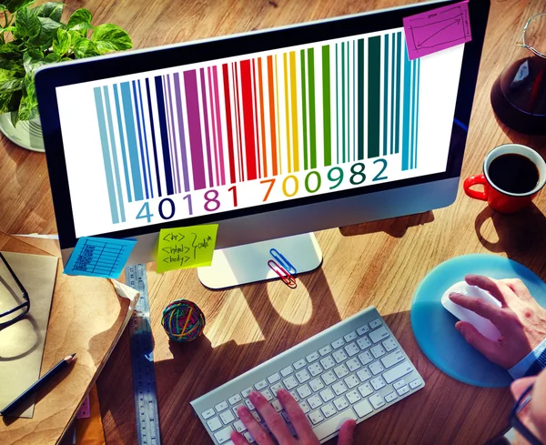 Geschäftsmann benutzt Computer mit Barcode — Stockfoto