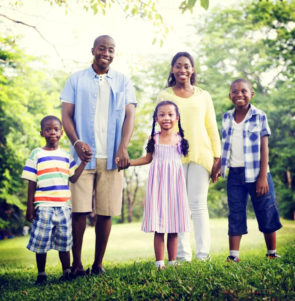 Glückliche afrikanische Familie im Urlaub — Stockfoto