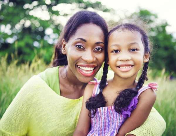 Mãe e filha africana feliz — Fotografia de Stock