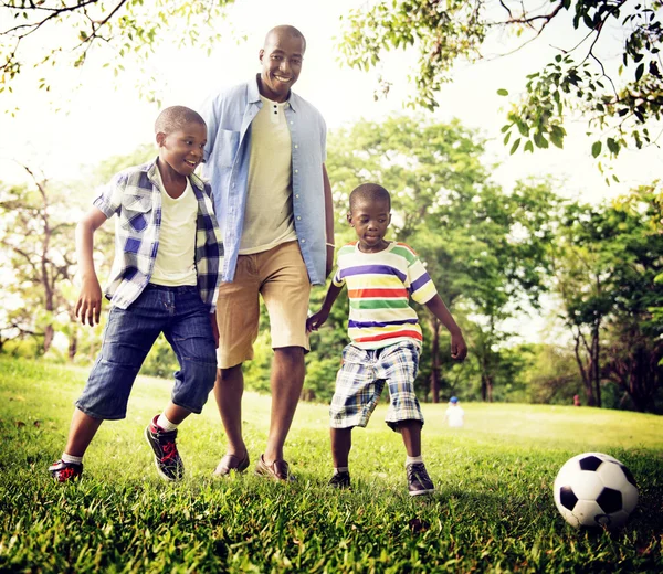 Africké rodina hrát s míčem — Stock fotografie