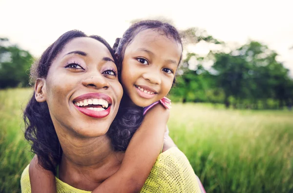 Mãe e filha africana feliz — Fotografia de Stock