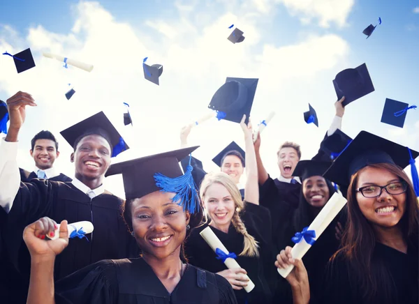 Studenter att fira examen, utbildning koncept — Stockfoto