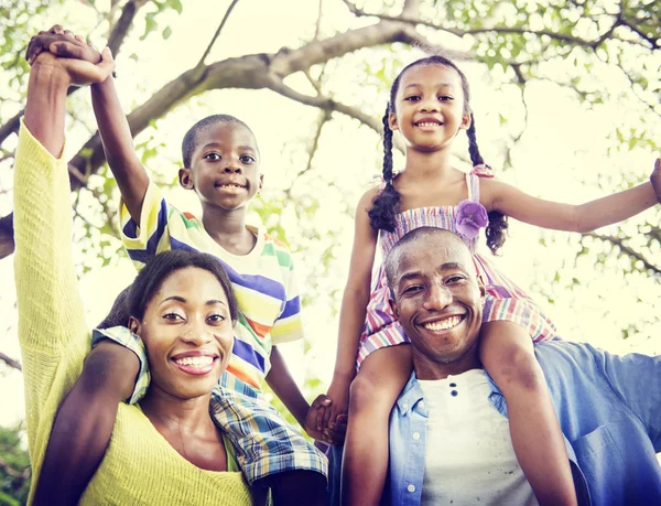 Gelukkige Afrikaanse familie plezier — Stockfoto