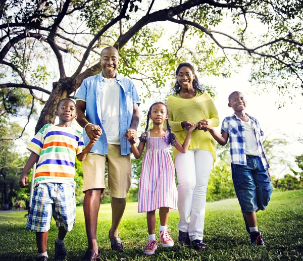 Heureuse famille africaine pendant les vacances — Photo