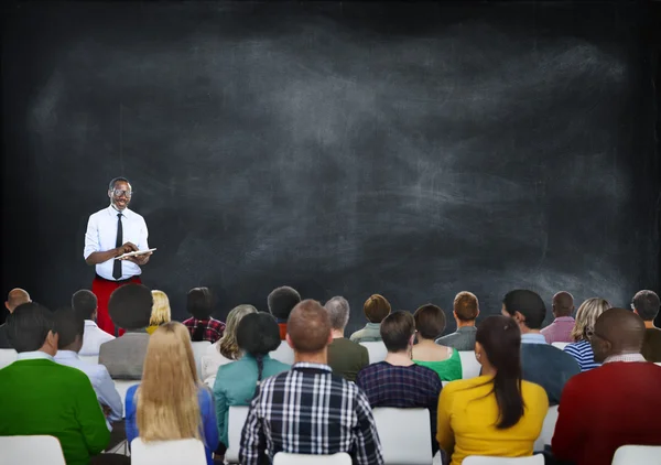 Menschen bei Seminar mit Tafel — Stockfoto