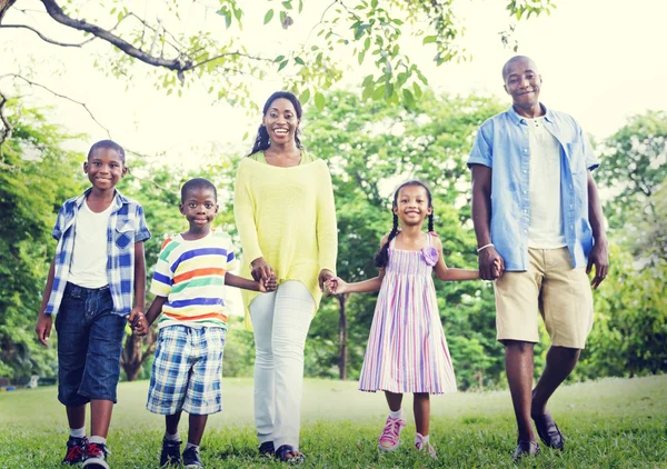 Happy African Family nel parco — Foto Stock