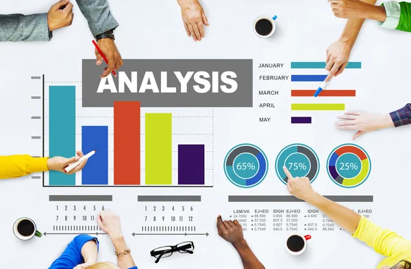 Concepto de gráficos de barras de personas y análisis —  Fotos de Stock