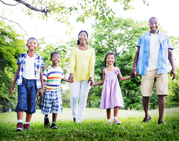 Gelukkige Afrikaanse familie in het park — Stockfoto