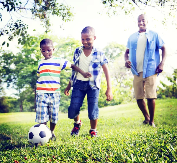 Happy African Family jouer avec une balle — Photo