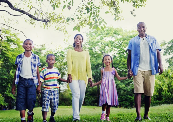 O familie africană fericită în parc — Fotografie, imagine de stoc