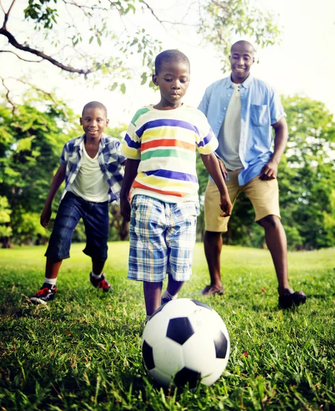 Familia africana feliz jugando con una pelota — Foto de Stock