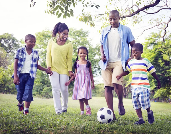 Happy African Family dans le parc — Photo