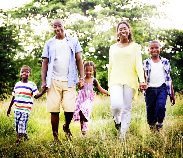 Счастливая африканская семья во время отпуска — стоковое фото