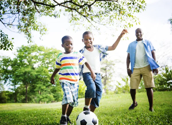 Feliz pai africano e filhos jogando bola — Fotografia de Stock