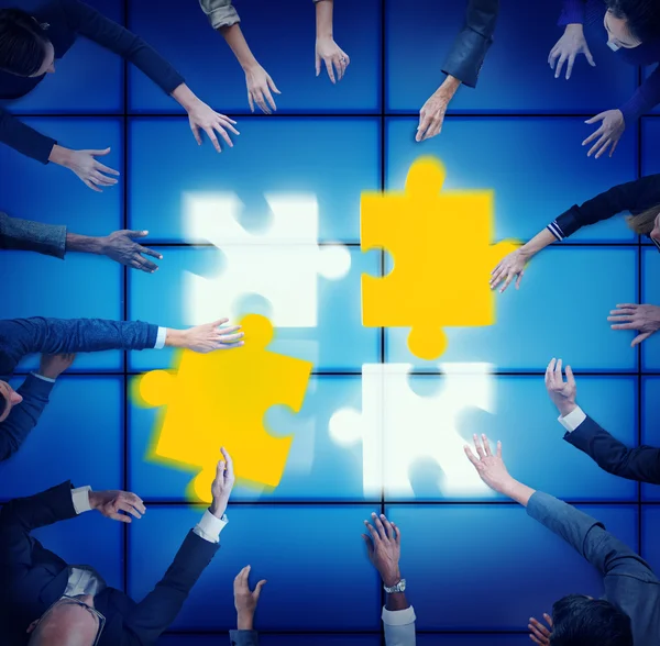 Group of people and Jigsaw Puzzles — Stock Photo, Image