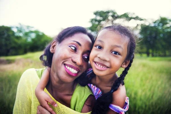 Ευτυχισμένη αφρικανική μητέρα και κόρη — Φωτογραφία Αρχείου