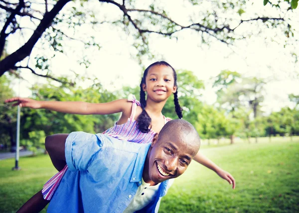 Szczęśliwa rodzina Afryki zabawy — Zdjęcie stockowe