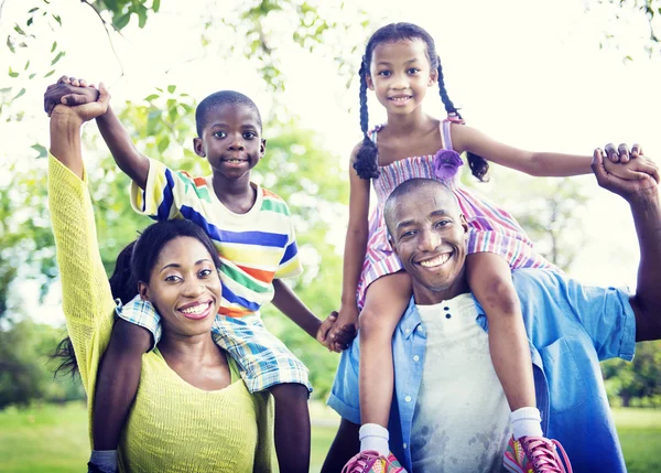 Счастливая африканская семья в парке — стоковое фото