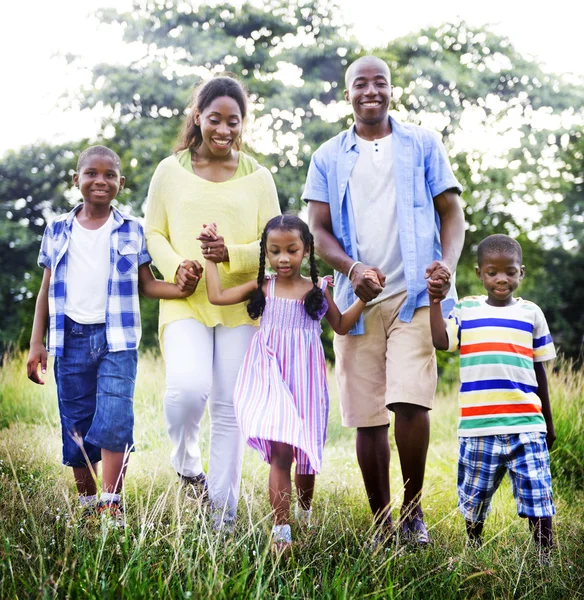 Glückliche afrikanische Familie im Park — Stockfoto