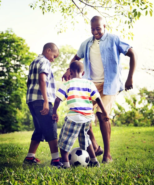 Família Africana feliz brincando com uma bola — Fotografia de Stock