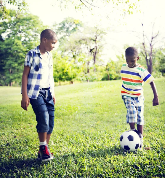 Heureux garçons africains jouant avec une balle — Photo