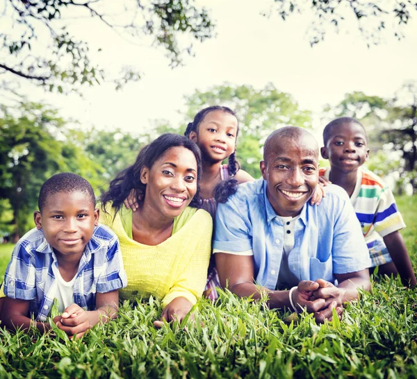 Familia africana feliz durante las vacaciones —  Fotos de Stock