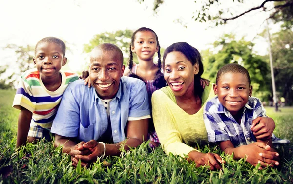 Ευτυχισμένη οικογένεια Αφρικής κατά τη διάρκεια διακοπών διακοπών — Φωτογραφία Αρχείου