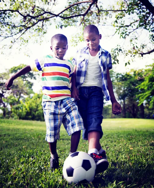 Happy afrických kluci hrají s míčem — Stock fotografie