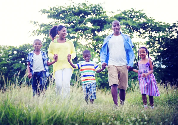 Familia africana feliz en el parque —  Fotos de Stock