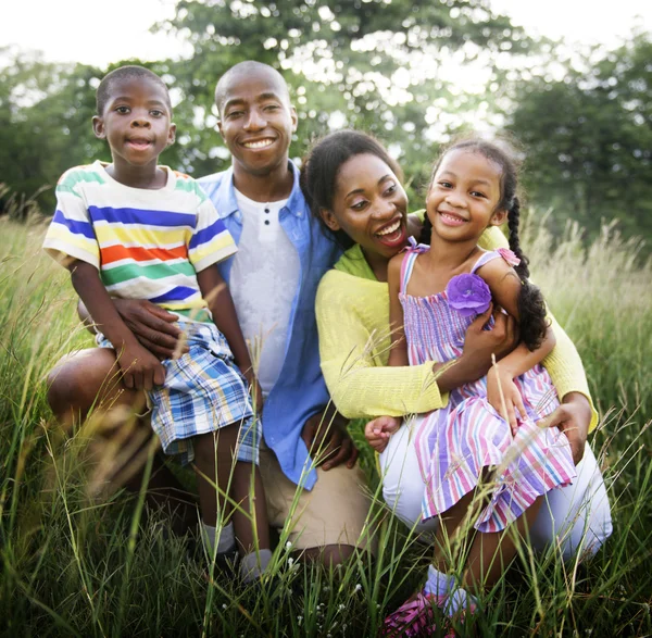 Портрет счастливой африканской семьи — стоковое фото