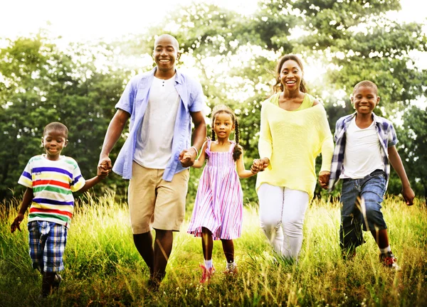 Glückliche afrikanische Familie im Park — Stockfoto