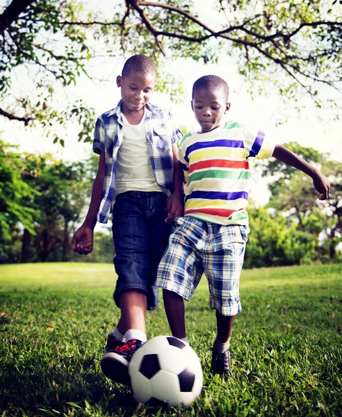 Happy afrických kluci hrají s míčem — Stock fotografie