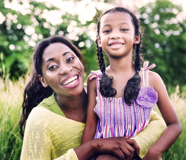 Mãe e filha africana feliz — Fotografia de Stock