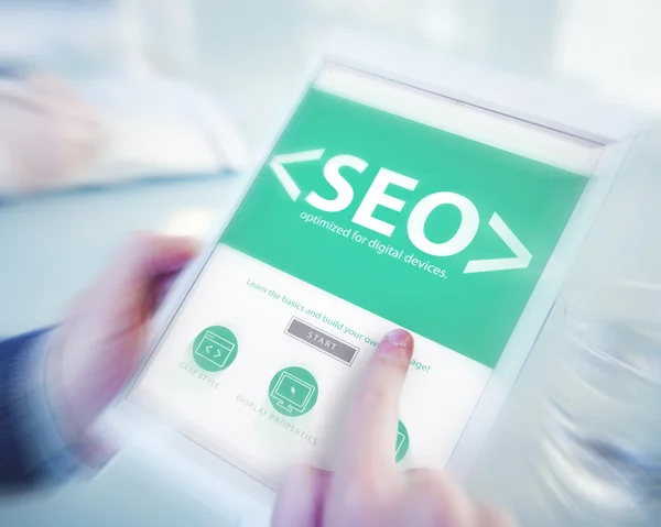 Hombre usando tableta con SEO Concept — Foto de Stock