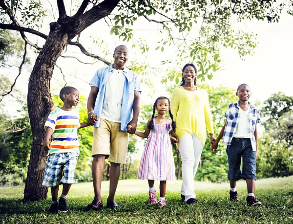 Heureuse famille africaine pendant les vacances — Photo