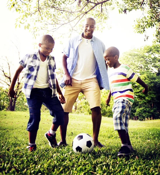 Afrikaanse en gelukkige familie spelen met een bal — Stockfoto