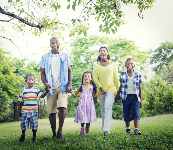 Happy African Family nel parco — Foto Stock