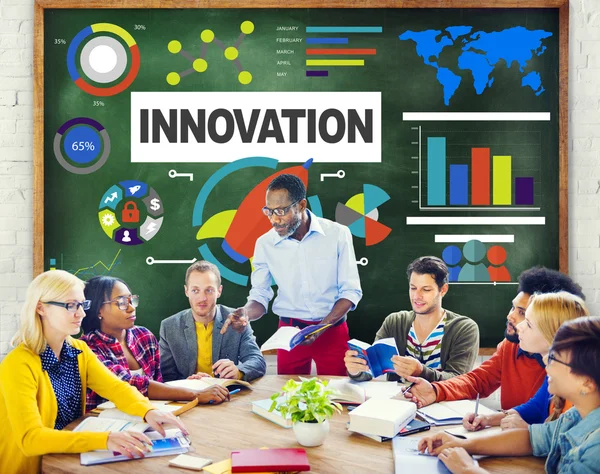 Persone che incontrano il concetto di innovazione — Foto Stock