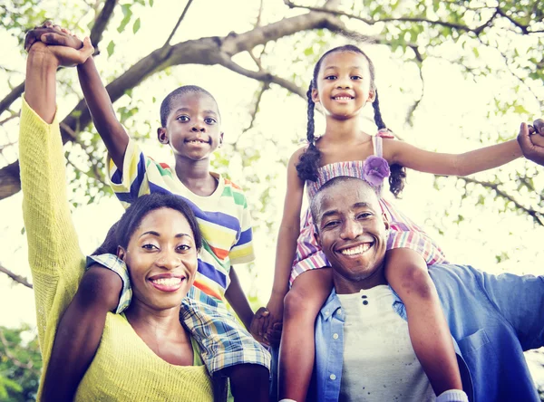 Gelukkige Afrikaanse familie in het park — Stockfoto