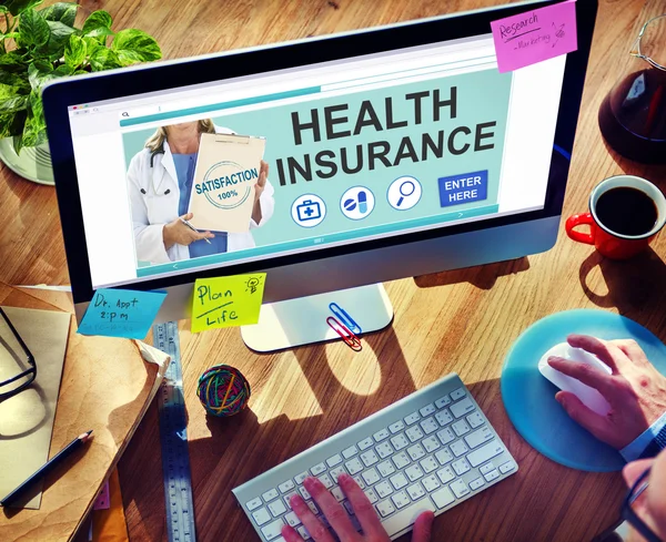 Man met computer met Health Insurance Concept — Stockfoto