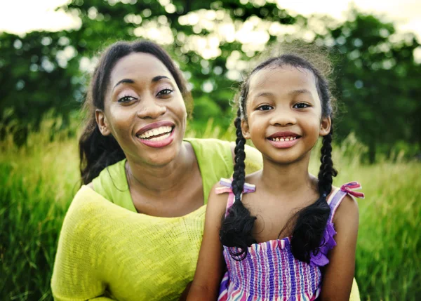 Mãe e filha africana feliz — Fotografia de Stock