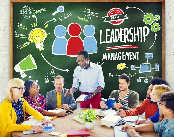 Diversas personas durante la reunión de equipo — Foto de Stock