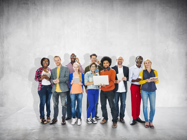 Diverse mensen met apparaten — Stockfoto