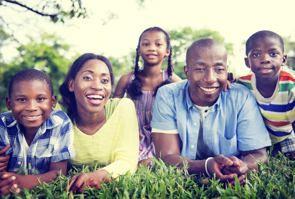 Familia africana feliz en el parque —  Fotos de Stock