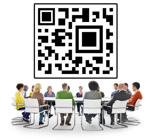 Diversas personas y código QR — Foto de Stock